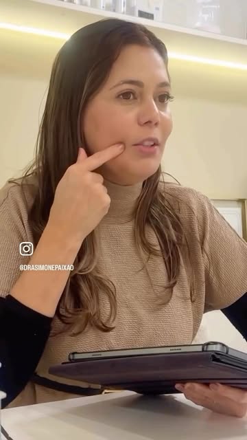 Simone Paixão explicando a estrutura da face, apontando para a própria bochecha.